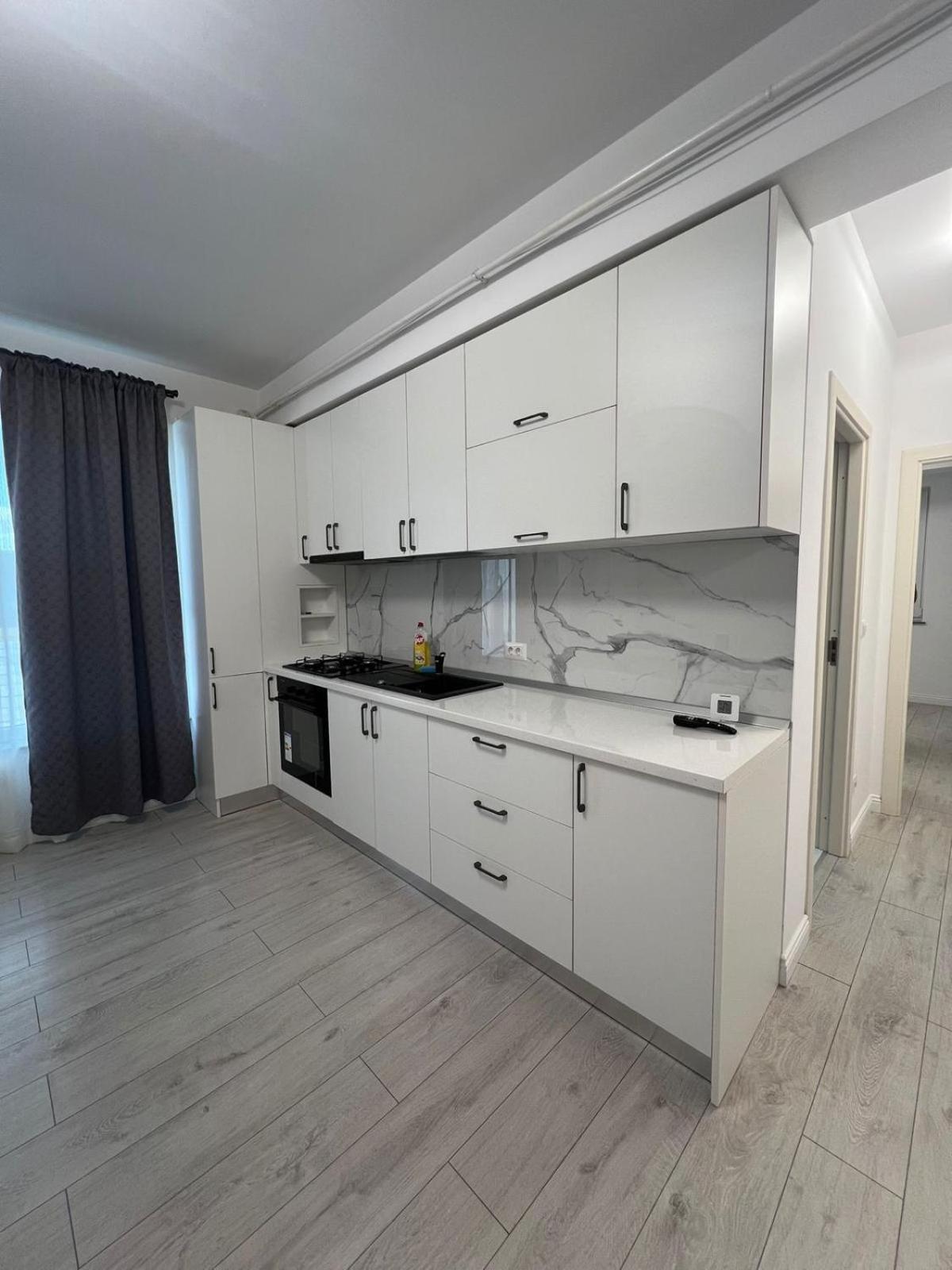 Sunny 2bedroom Near Center
